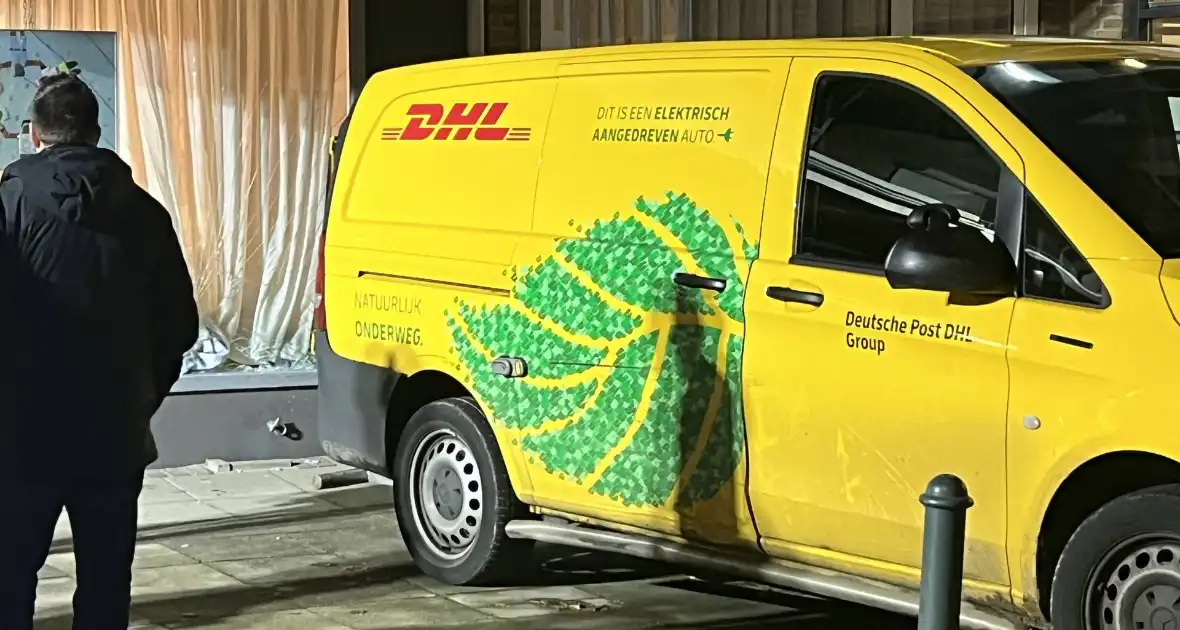 DHL bezorger ramt gevel na achteruit rijden