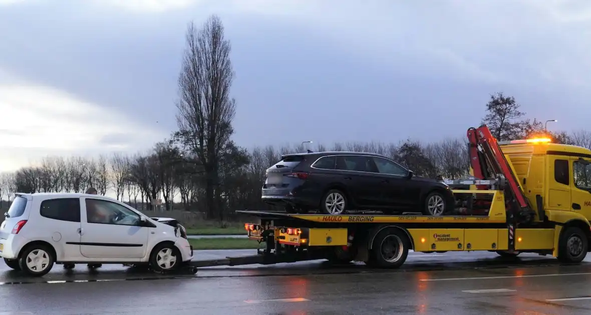 Twee voertuig beschadigd bij kop-staart botsing