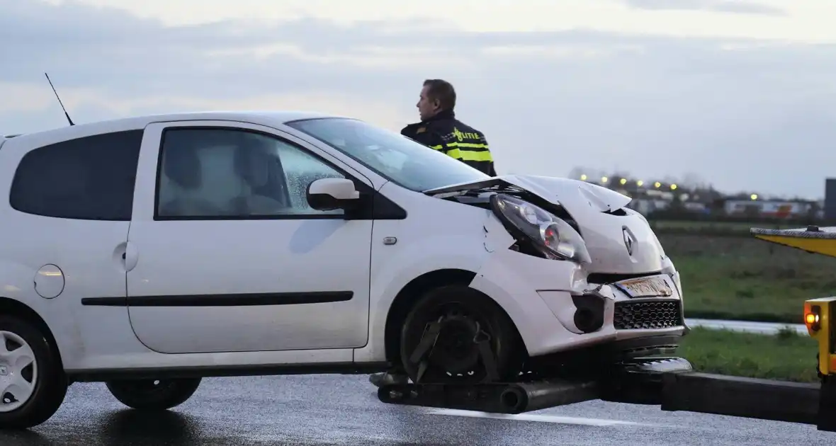 Twee voertuig beschadigd bij kop-staart botsing - Foto 1