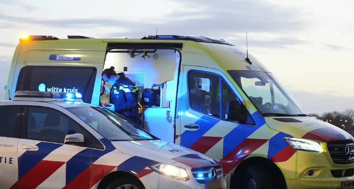 Twee voertuig beschadigd bij kop-staart botsing - Foto 2