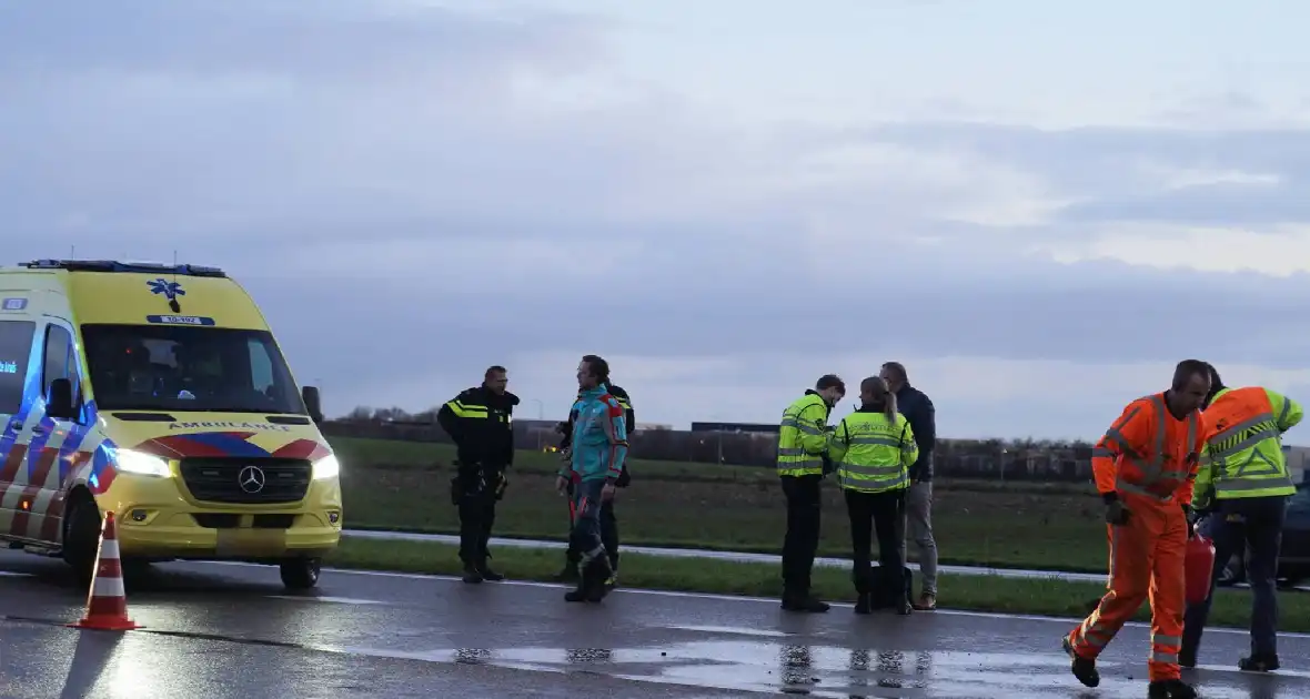 Twee voertuig beschadigd bij kop-staart botsing - Foto 3