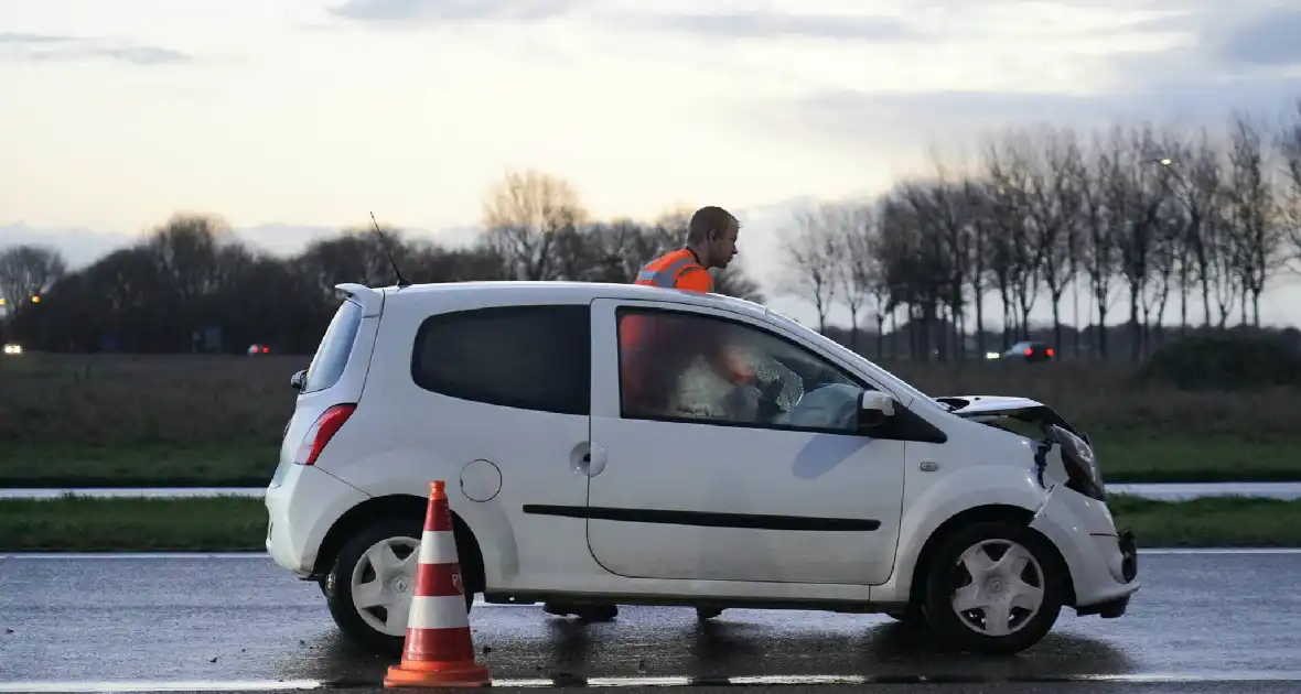 Twee voertuig beschadigd bij kop-staart botsing - Foto 4