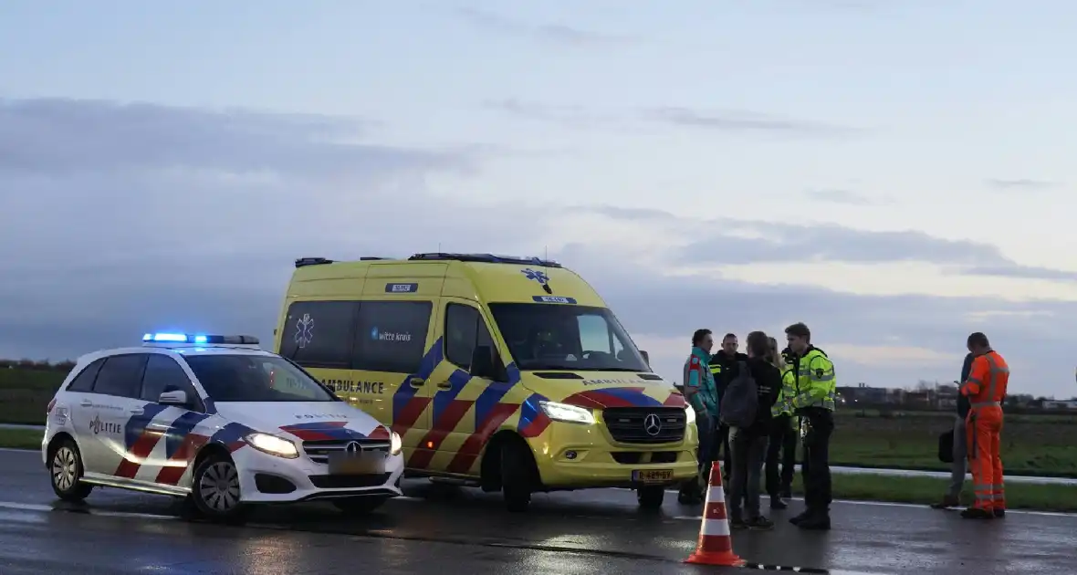 Twee voertuig beschadigd bij kop-staart botsing - Foto 5