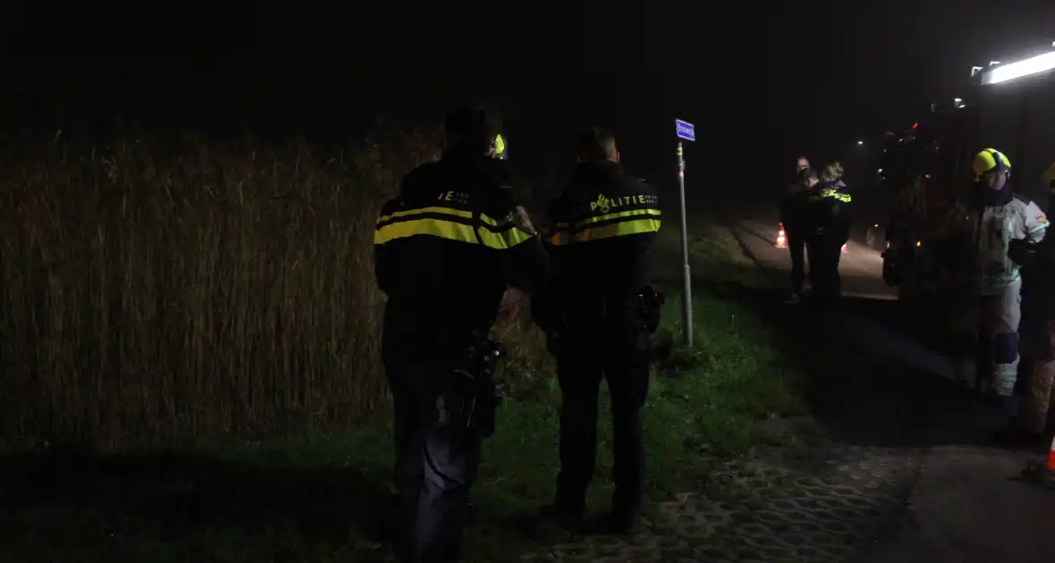 Auto te water nadat bestuurder bocht mist - Foto 3