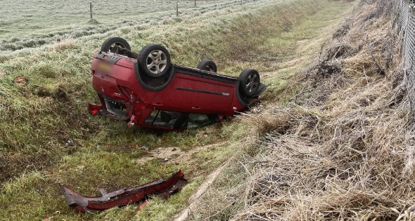 Gewonde nadat automobilist op zijn kop in droge sloot belandt - Afbeelding 2