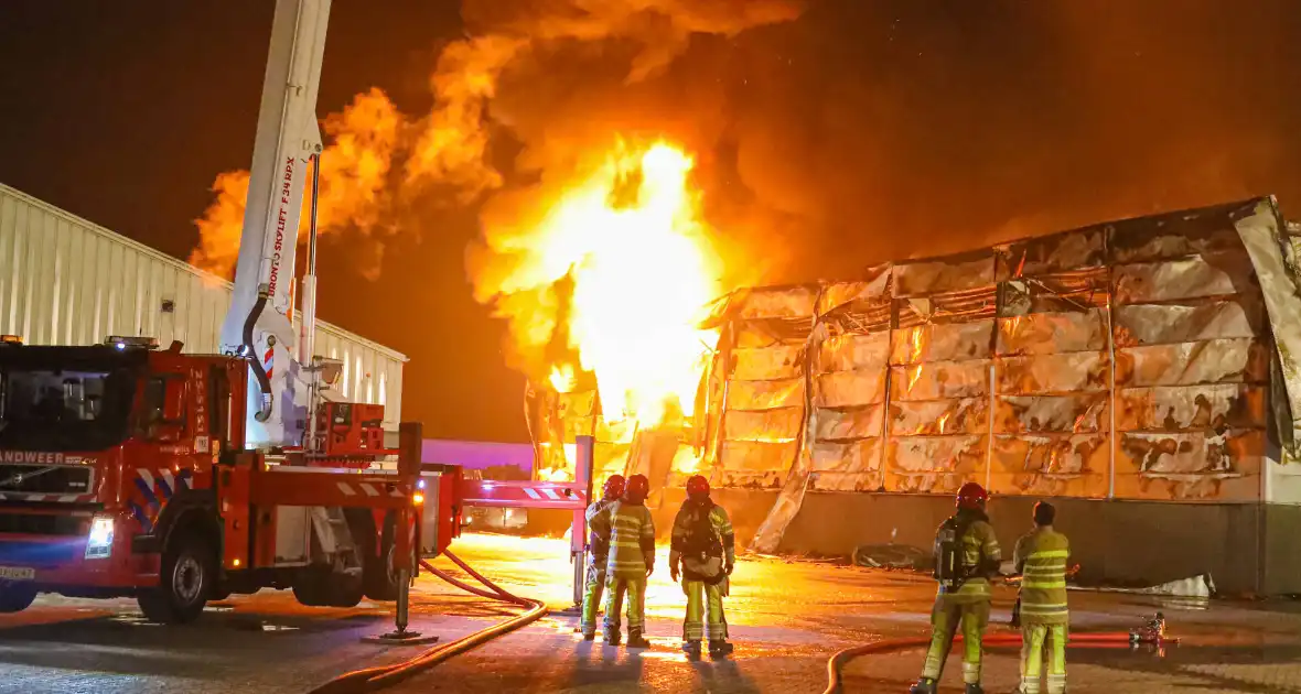 Zeer grote brand bij een landbouwmechanisatiebedrijf