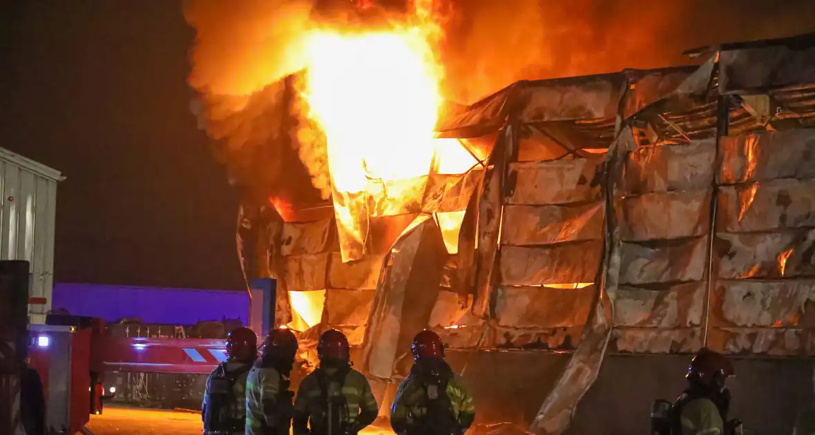 Zeer grote brand bij een landbouwmechanisatiebedrijf - Foto 1