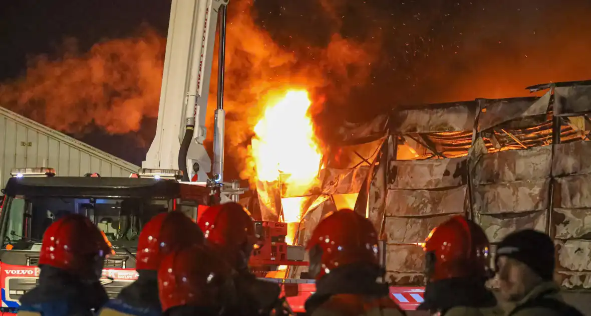 Zeer grote brand bij een landbouwmechanisatiebedrijf - Foto 10
