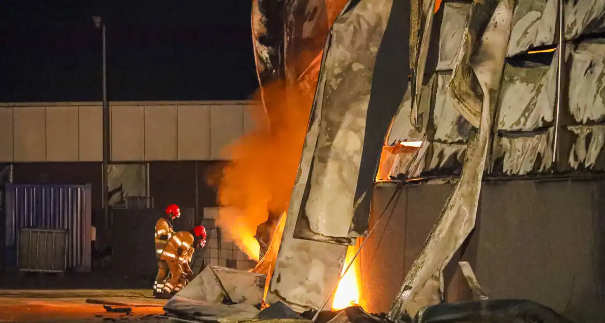 Zeer grote brand bij een landbouwmechanisatiebedrijf - Foto 11