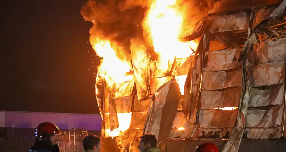 Zeer grote brand bij een landbouwmechanisatiebedrijf - Foto 2