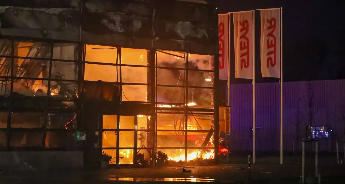 Zeer grote brand bij een landbouwmechanisatiebedrijf - Foto 3