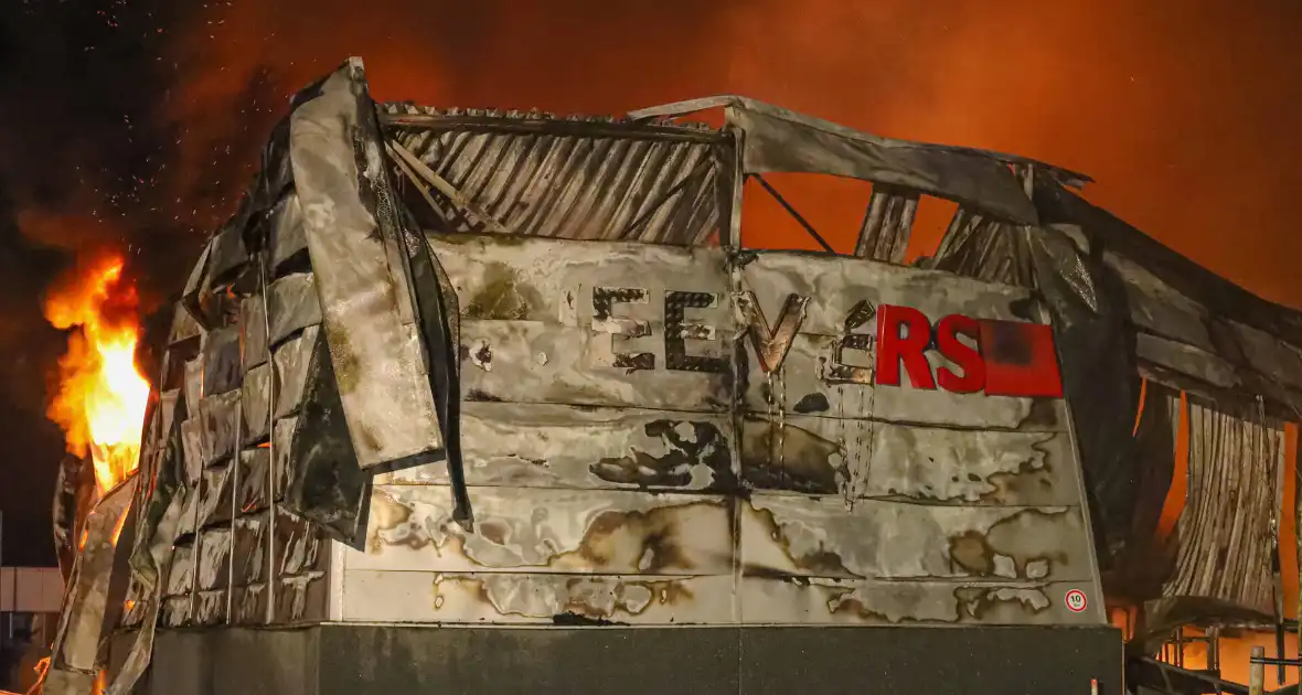 Zeer grote brand bij een landbouwmechanisatiebedrijf - Foto 4