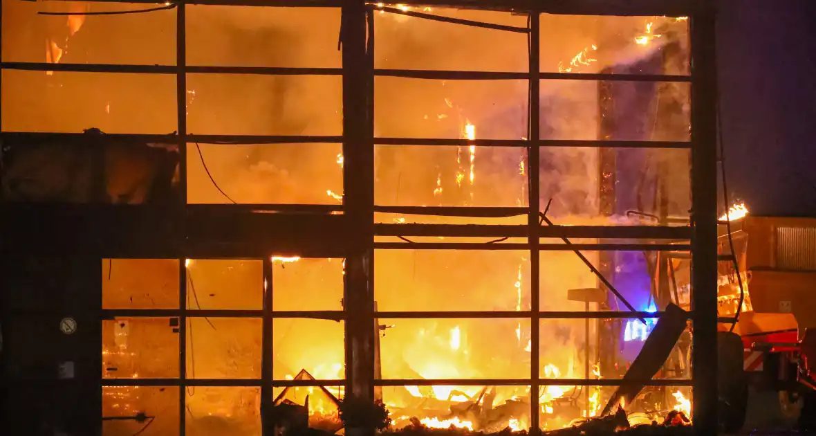 Zeer grote brand bij een landbouwmechanisatiebedrijf - Foto 5