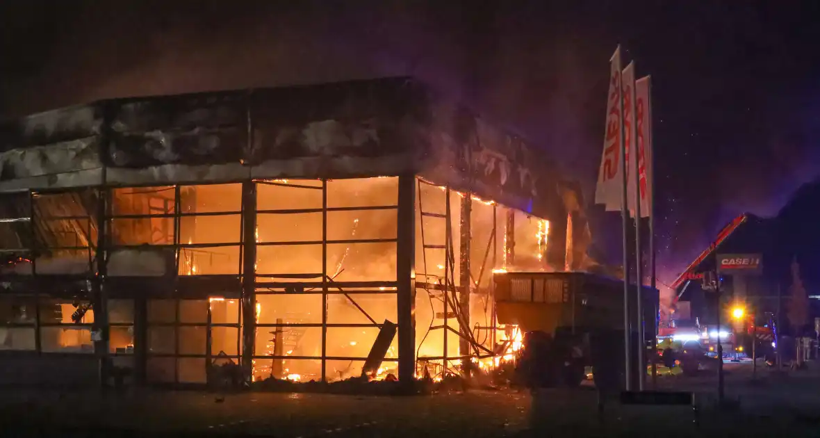 Zeer grote brand bij een landbouwmechanisatiebedrijf - Foto 6