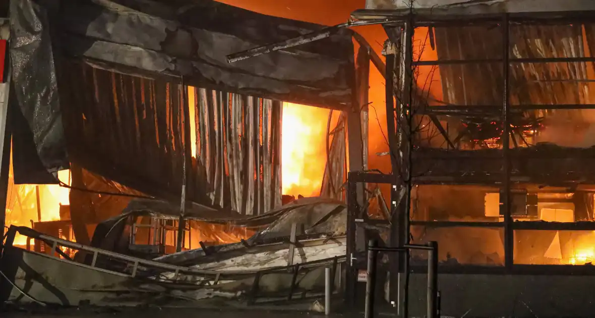 Zeer grote brand bij een landbouwmechanisatiebedrijf - Foto 7
