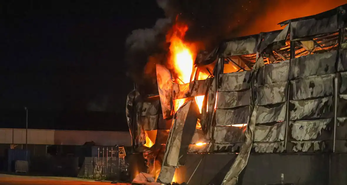 Zeer grote brand bij een landbouwmechanisatiebedrijf - Foto 8