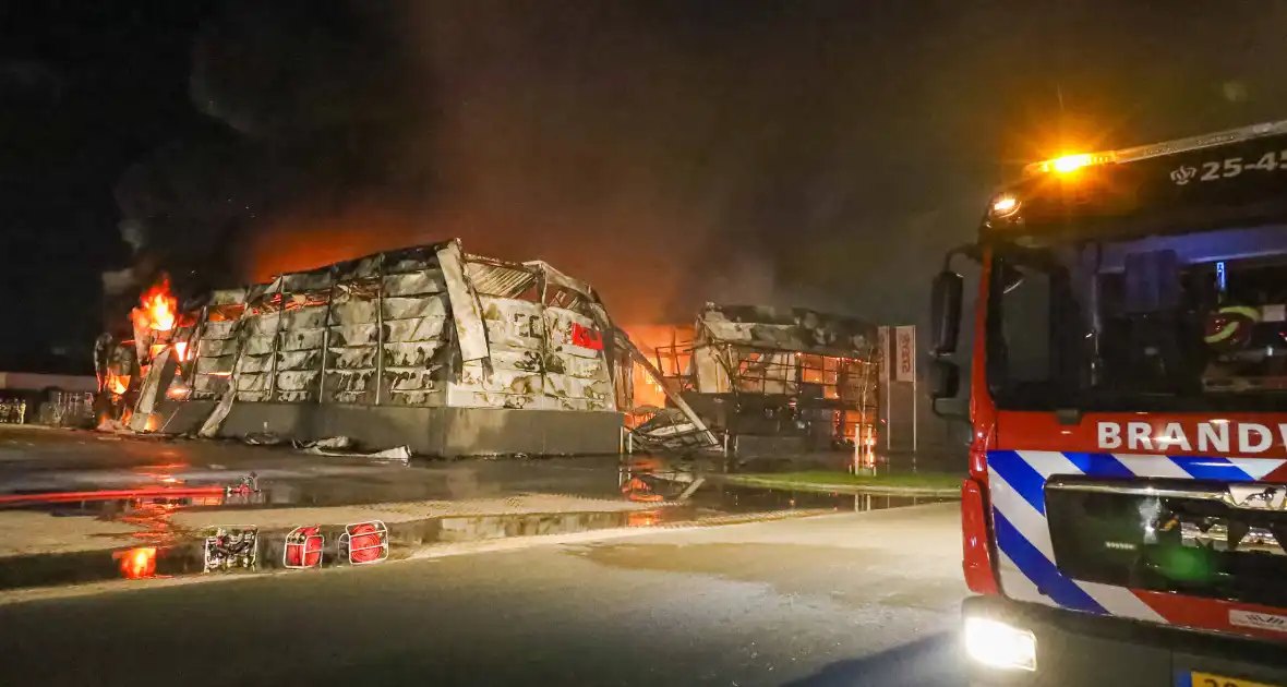 Zeer grote brand bij een landbouwmechanisatiebedrijf - Foto 9