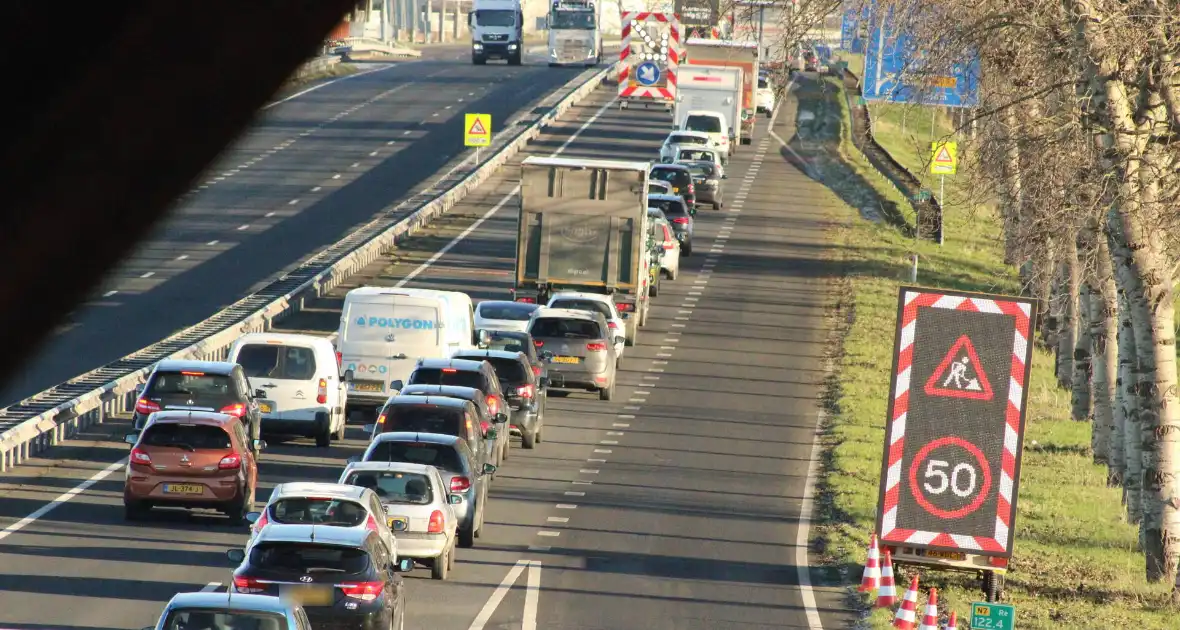 Asfalt van snelweg komt omhoog weg afgesloten