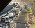Asfalt van snelweg komt omhoog weg afgesloten
