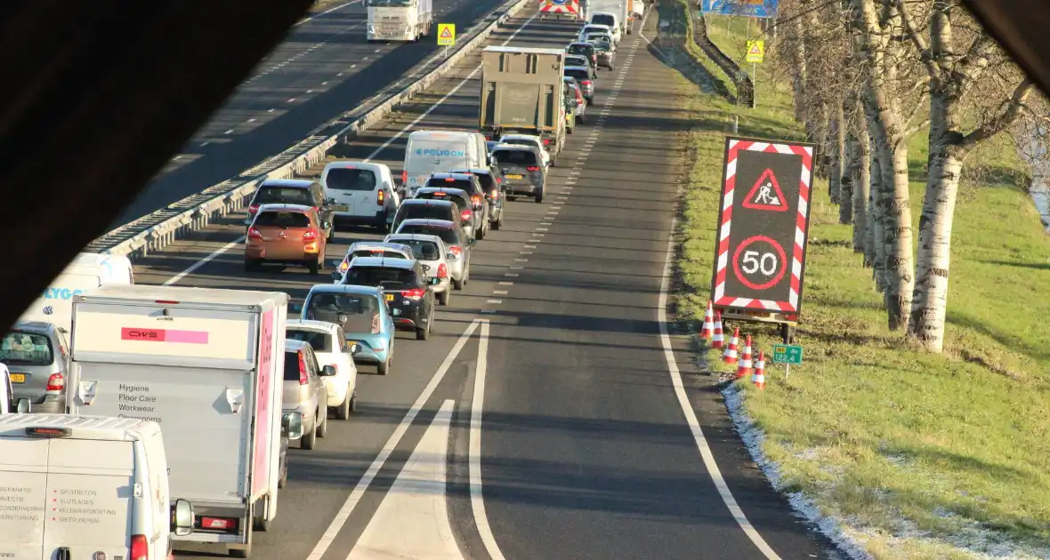 Asfalt van snelweg komt omhoog weg afgesloten - Foto 1