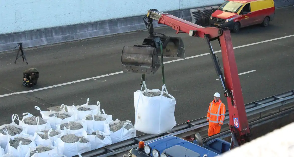 Asfalt van snelweg komt omhoog weg afgesloten - Foto 10