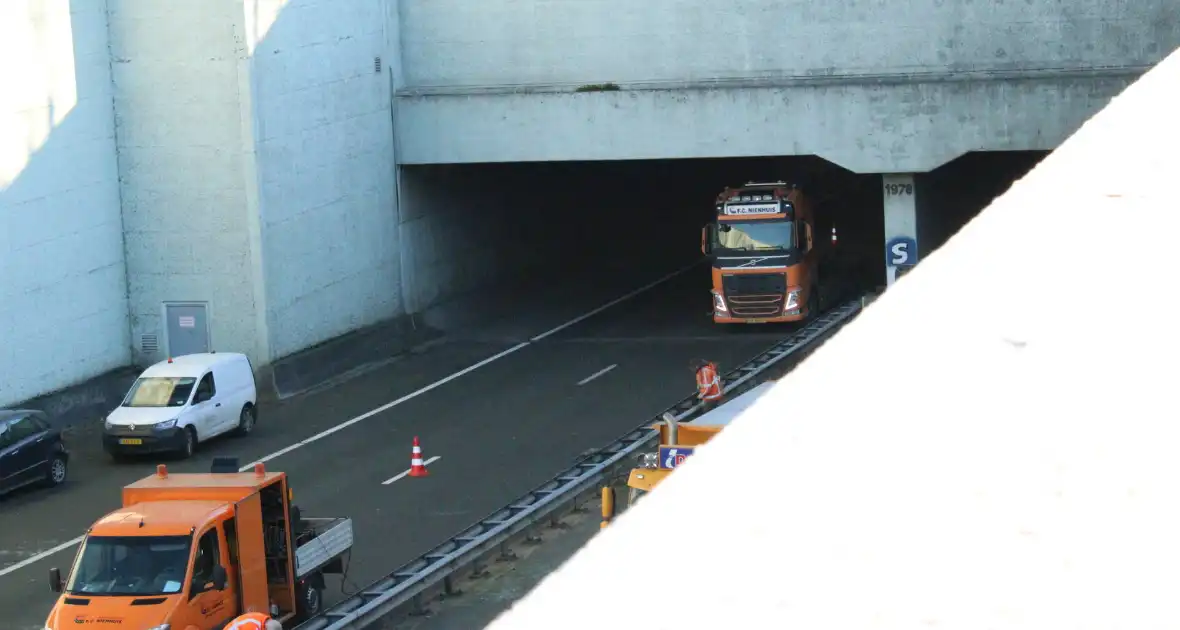 Asfalt van snelweg komt omhoog weg afgesloten - Foto 11