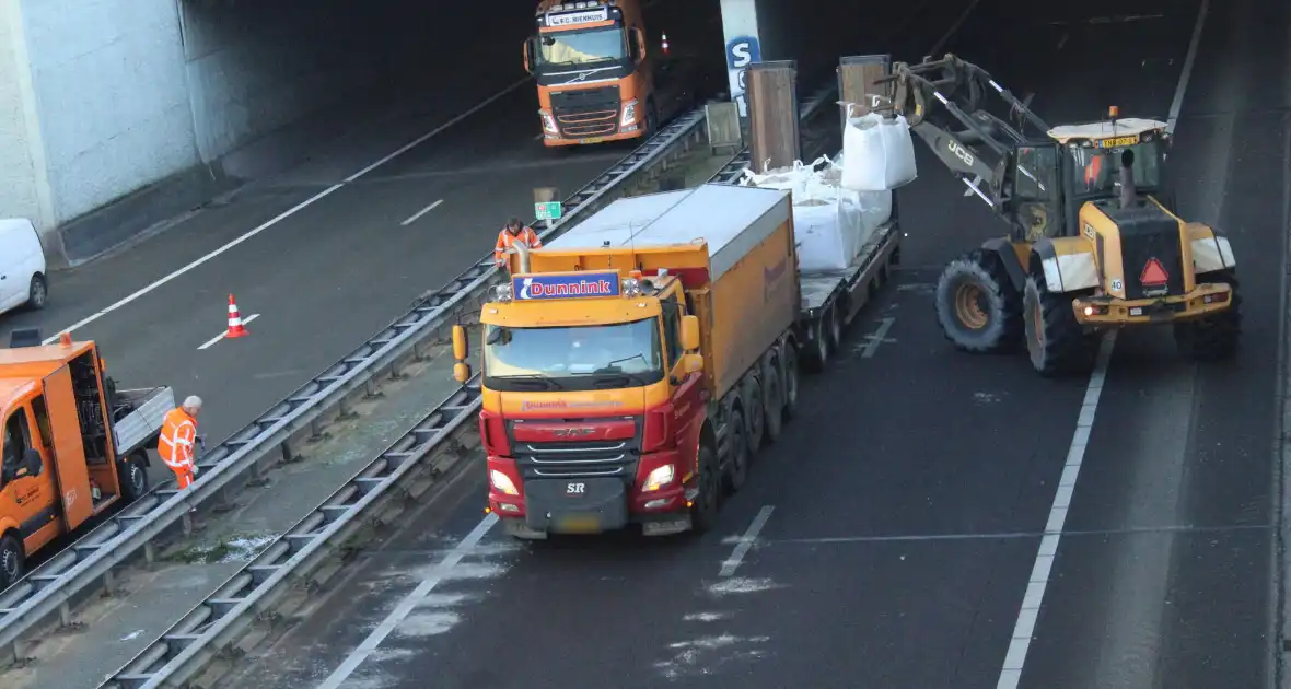 Asfalt van snelweg komt omhoog weg afgesloten - Foto 12