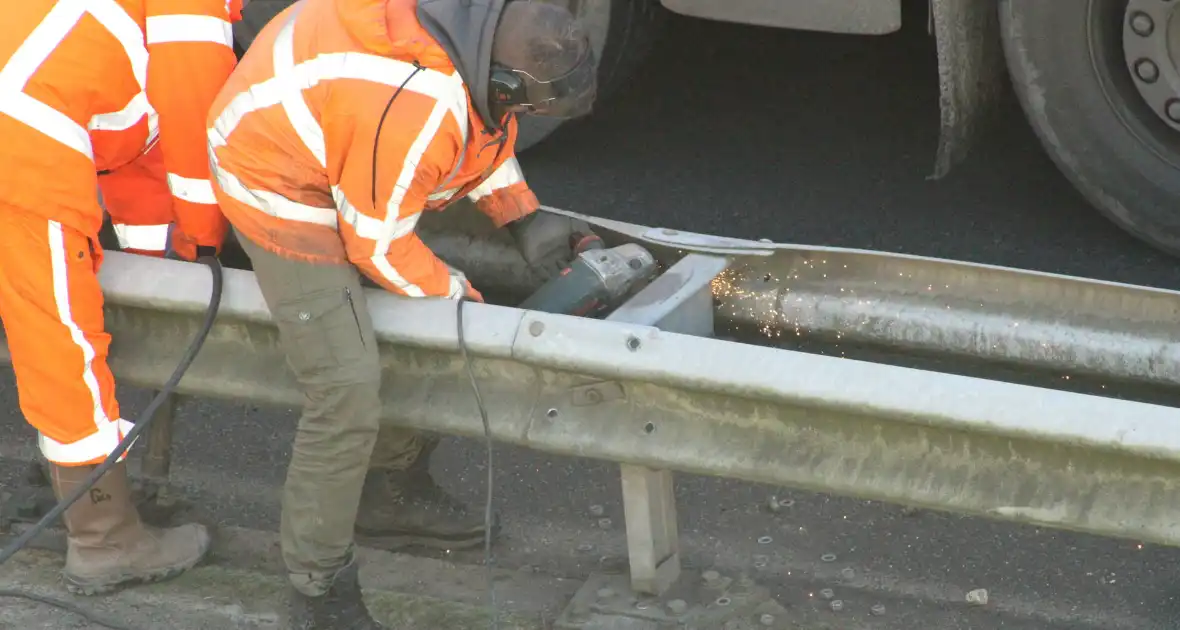 Asfalt van snelweg komt omhoog weg afgesloten - Foto 15