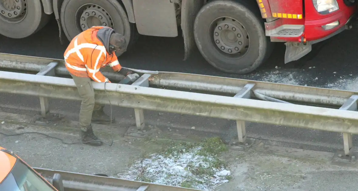 Asfalt van snelweg komt omhoog weg afgesloten - Foto 16