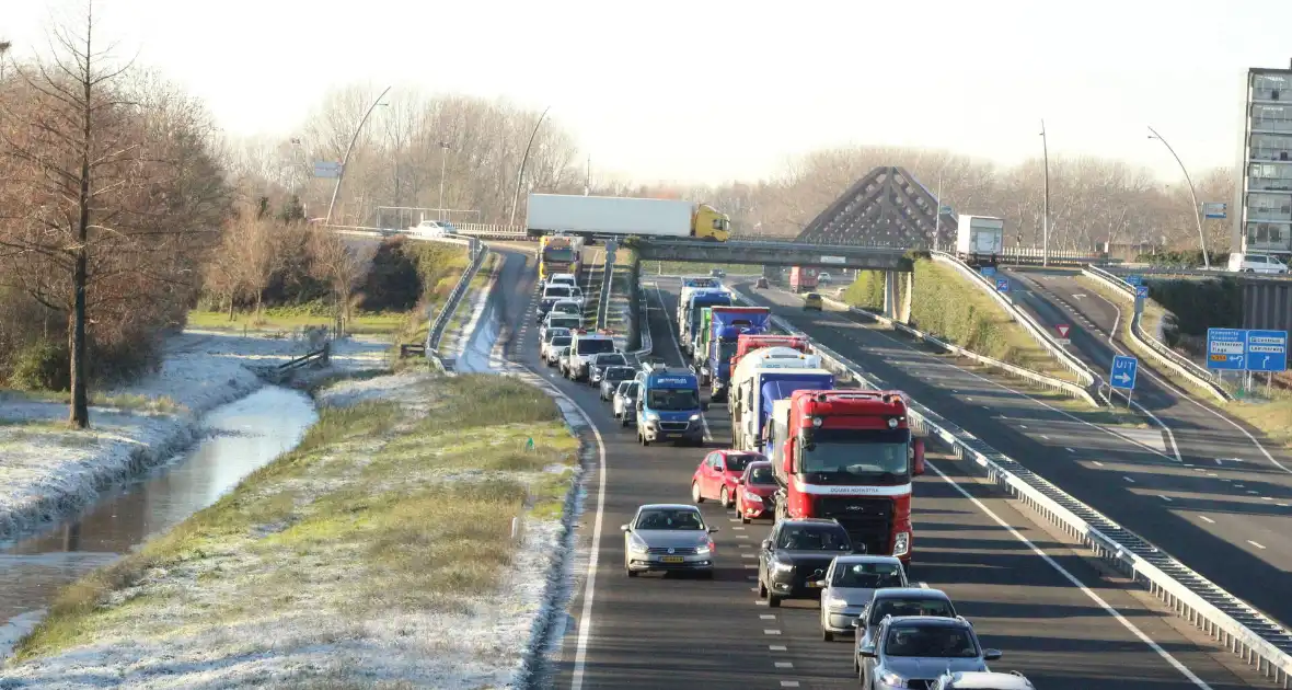 Asfalt van snelweg komt omhoog weg afgesloten - Foto 2