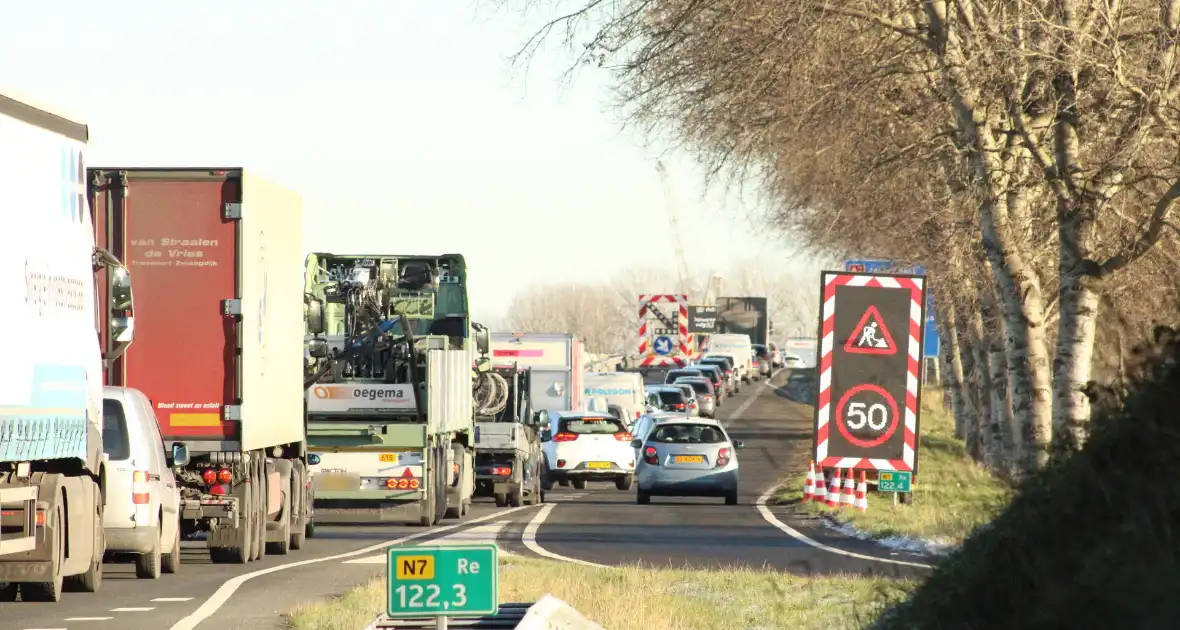 Asfalt van snelweg komt omhoog weg afgesloten - Foto 3