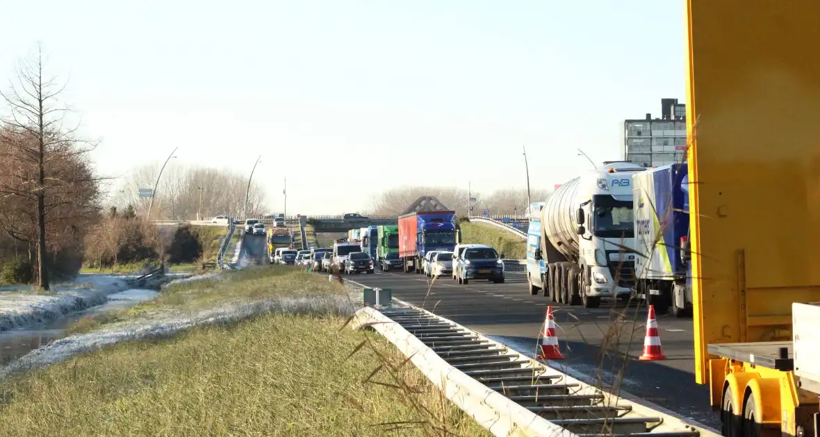 Asfalt van snelweg komt omhoog weg afgesloten - Foto 4