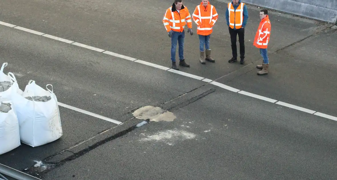 Asfalt van snelweg komt omhoog weg afgesloten - Foto 5