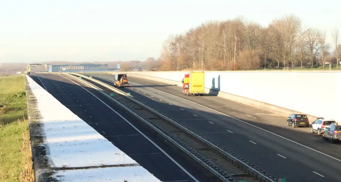 Asfalt van snelweg komt omhoog weg afgesloten - Foto 8