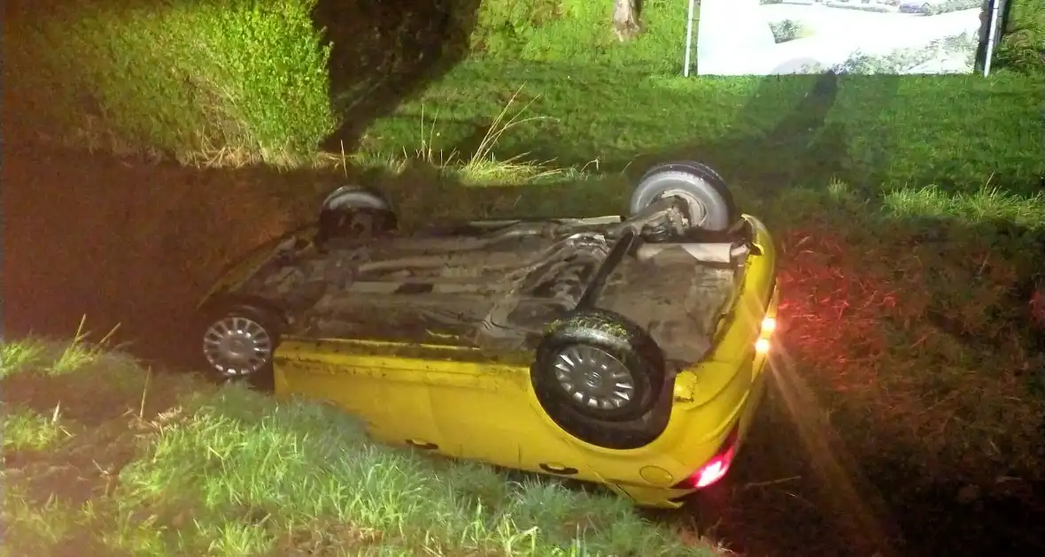 Auto op de kop in de greppel - Foto 1