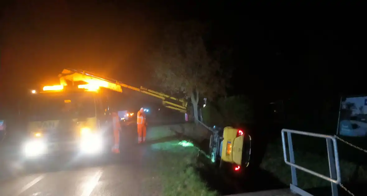 Auto op de kop in de greppel - Foto 2