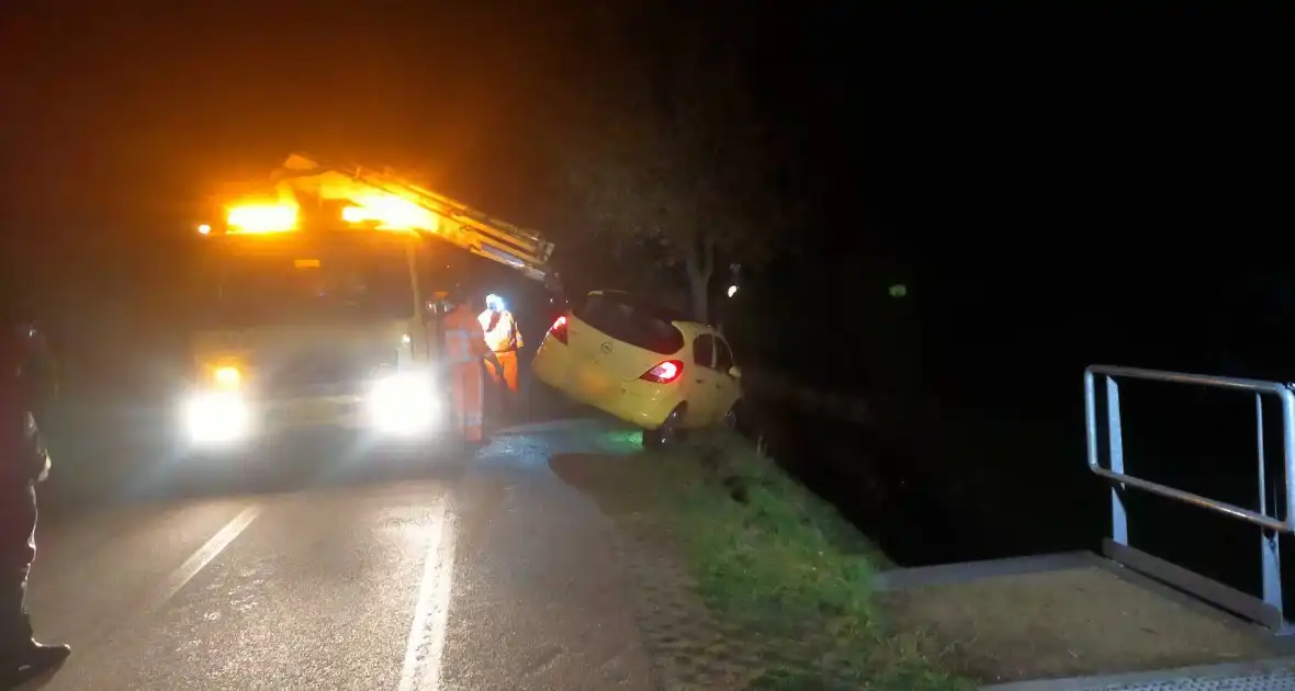 Auto op de kop in de greppel - Foto 3