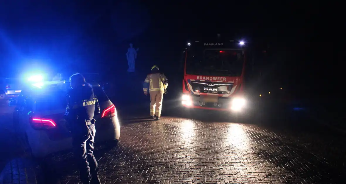 Auto glijdt door tegen woning - Foto 2