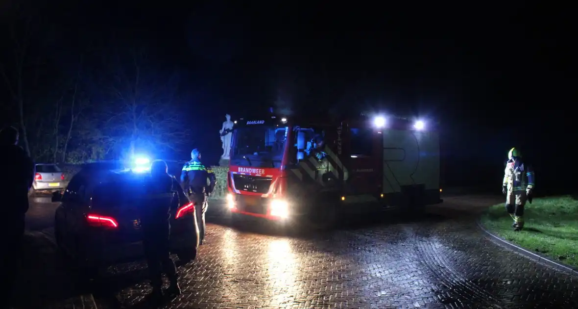 Auto glijdt door tegen woning - Foto 3