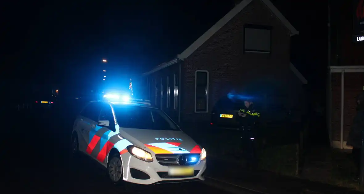 Auto glijdt door tegen woning - Foto 4