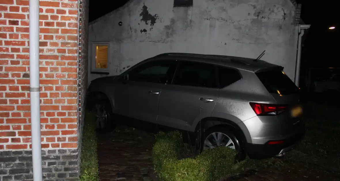 Auto glijdt door tegen woning - Foto 5