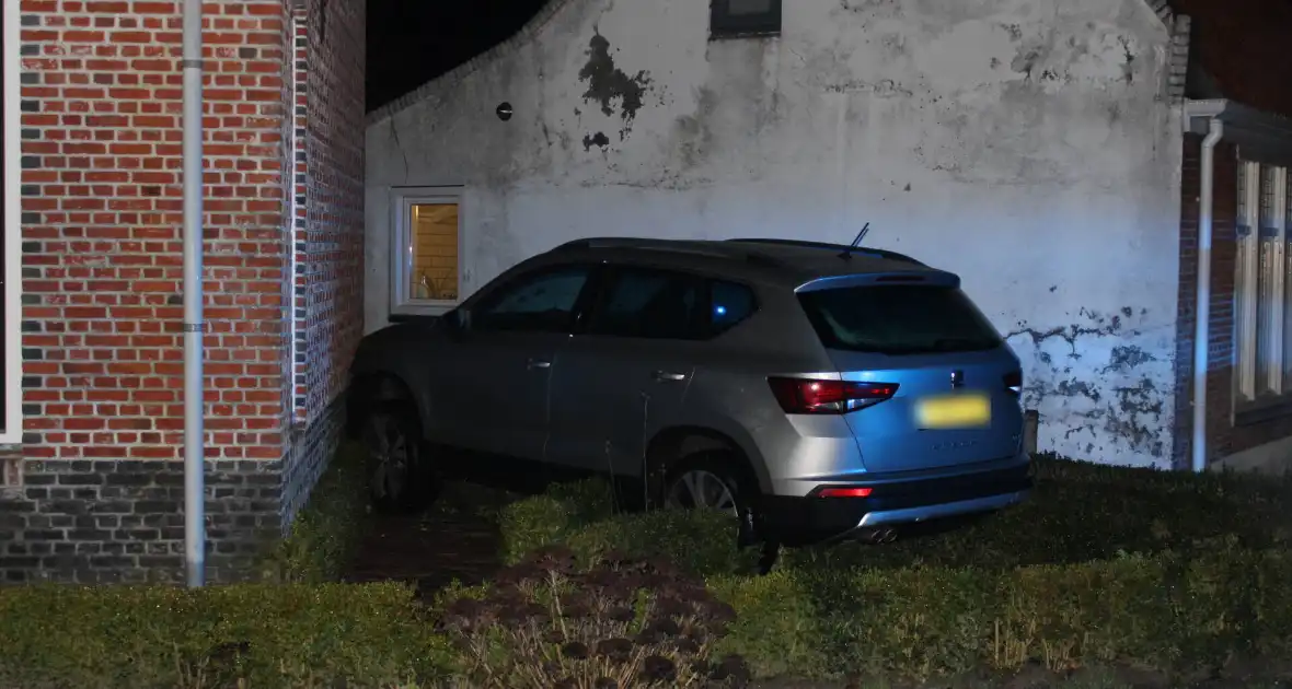 Auto glijdt door tegen woning - Foto 6