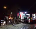 Brandweer wijkt uit voor geparkeerde auto en raakt in de problemen door gladheid