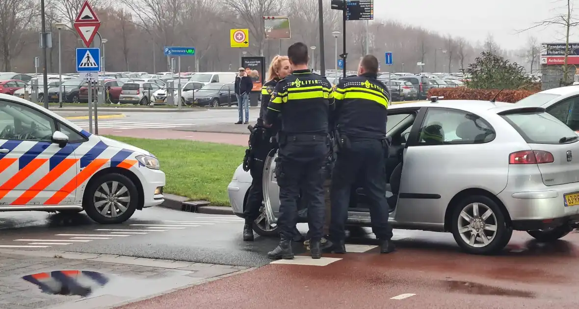 Verzet tijdens aanhouding bestuurder - Foto 11