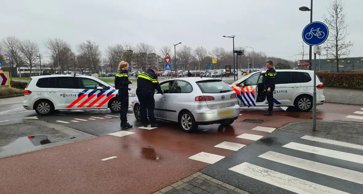 Verzet tijdens aanhouding bestuurder - Foto 4