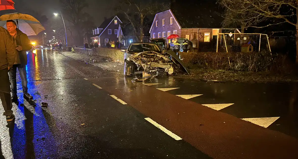 Grote ravage na ongeval tussen twee voertuigen