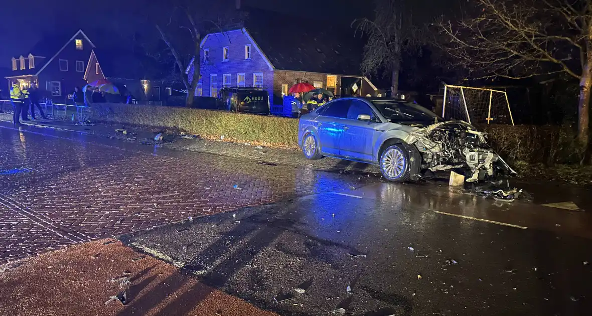 Grote ravage na ongeval tussen twee voertuigen - Foto 1