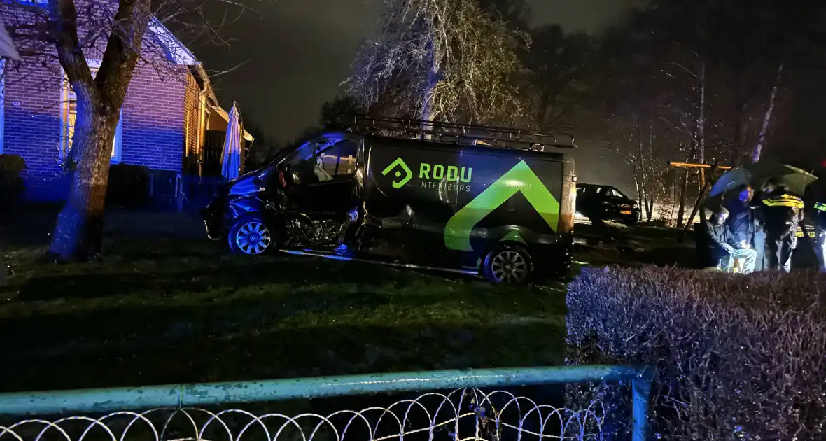 Grote ravage na ongeval tussen twee voertuigen - Foto 2