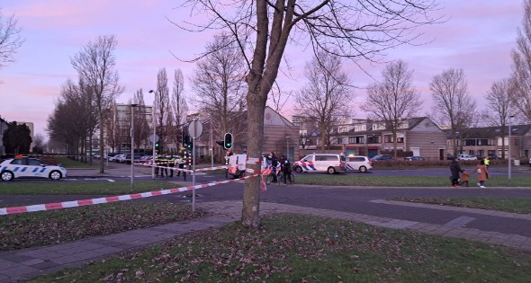 Politie onderzoekt verdacht pakket bij bushalte - Afbeelding 9