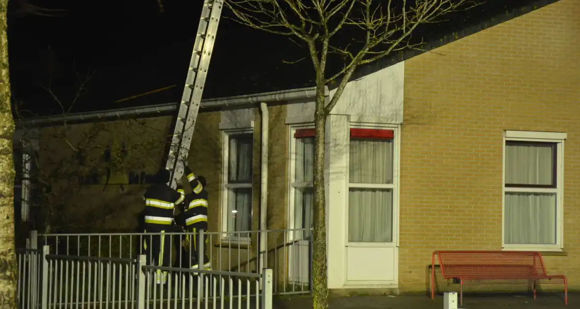 Mogelijk brand op dak van school - Foto 2